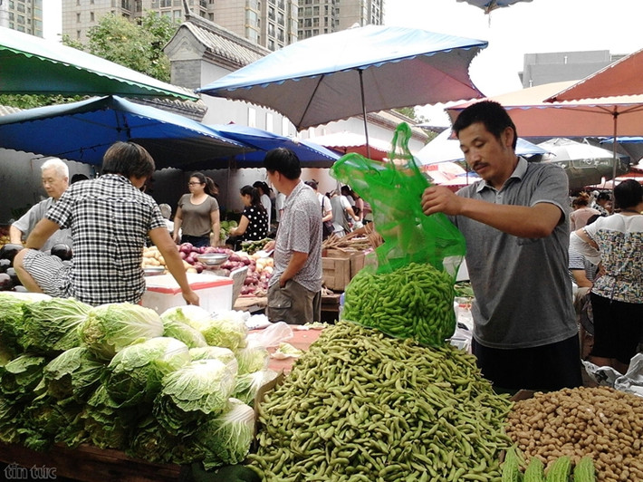 Ở khu chợ này, góc nào cũng có nam giới đứng bán đủ loại hàng, đa số là hoa quả, rau củ.
