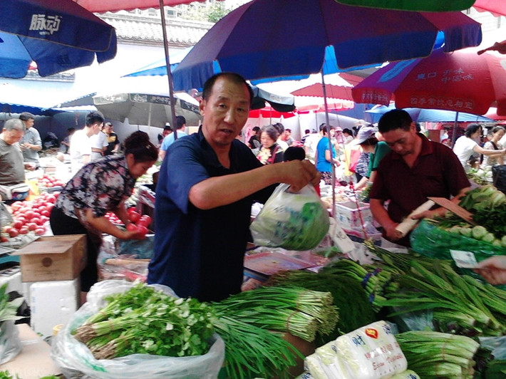 Ai cũng tất bật, cần mẫn với công việc của mình.