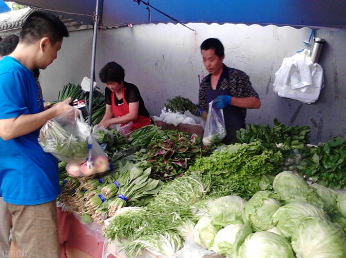 Không chỉ người mua, người bán tại khu chợ này cũng đa số là đàn ông.
