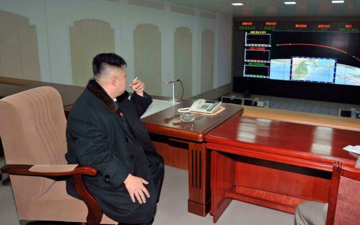 Ông Kim Jong-un tại căn phòng Chỉ huy và Kiểm soát toàn bộ vệ tinh của Triều Tiên. Ảnh: KCNA