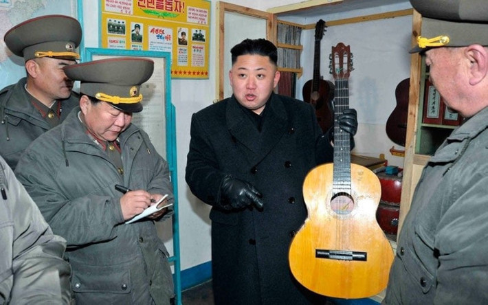 Ông Kim Jong-un thị sát nơi ăn nghỉ của các binh sĩ Triều Tiên. Ông cũng rất quan tâm đến đời sống tinh thần của họ. Ảnh: KCNA
