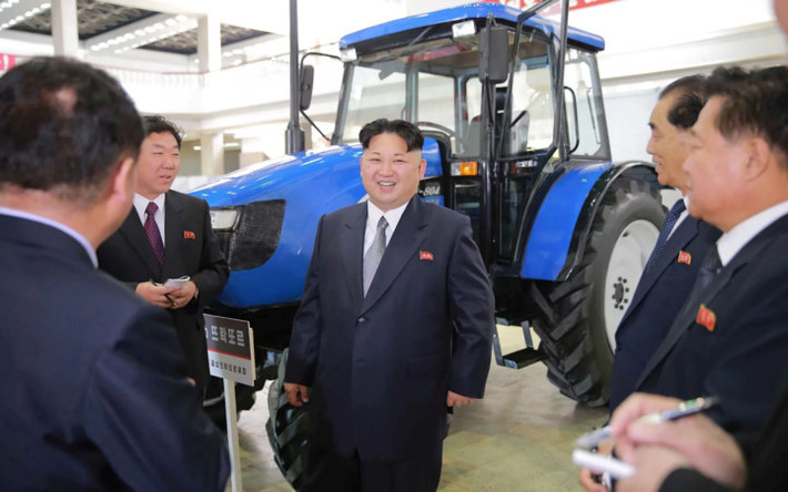 Ông Kim Jong-un tại một gian hàng giới thiệu sản phẩm máy nông nghiệp ở Bình Nhưỡng. Ảnh: KCNA