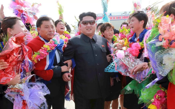 Người dân Triều Tiên nồng nhiệt chào đón ông Kim Jong-un dự khán một trận bóng đá. Ảnh: KCNA