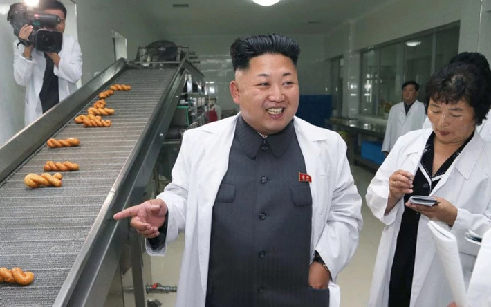 Nhà lãnh đạo Triều Tiên thăm một nhà máy quốc phòng làm kinh tế. Ảnh: KCNA