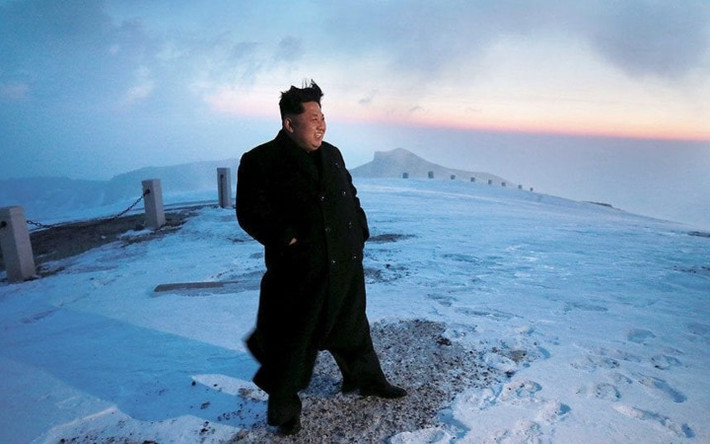 Nhà lãnh đạo Triều Tiên Kim Jong-un đặt chân lên đỉnh núi Paektu cao 2.750m. Đây là ngọn núi thiêng của người Triều Tiên. Ảnh: KCNA