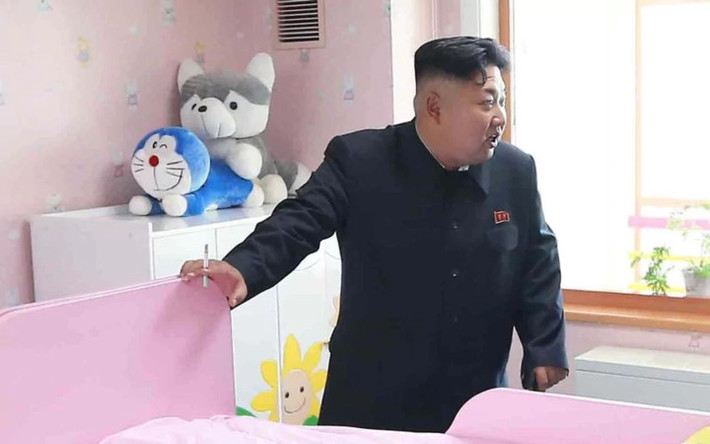 Lãnh đạo Triều Tiên Kim Jong-un thăm một nhà máy chế tạo đồ chơi và vật dụng cho trẻ em ở Bình Nhưỡng. Ảnh: KCNA