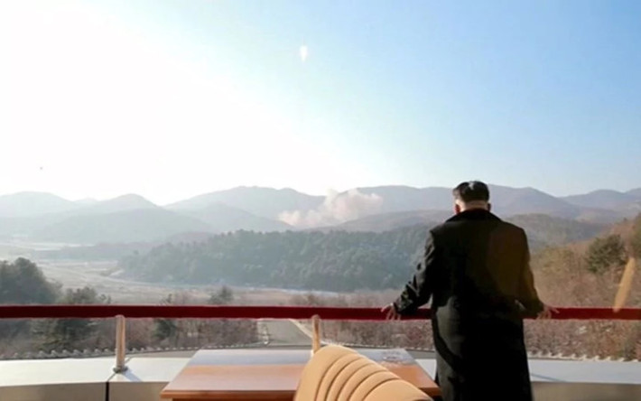 Ông Kim Jong-un thị sát một vụ phóng tên lửa tầm xa. Ảnh: KCNA