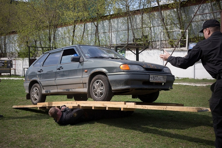 ...hoặc nằm dưới tấm gỗ cho xe Lada chạy qua. (Nguồn: English Russia)
