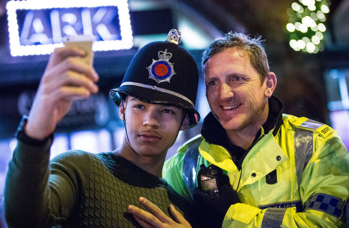 Một chàng trai chụp ảnh "tự sướng" với cảnh sát ở Manchester.