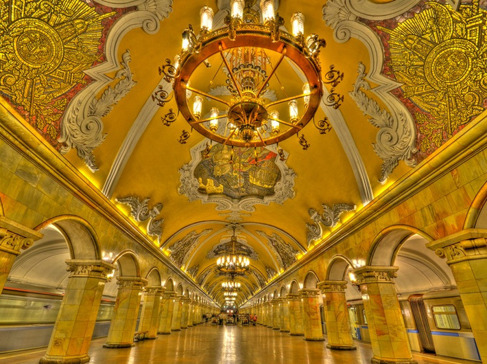 Các ga Metro Moscow được xây dựng như "Cung điện nhân dân" và các nhà ga được xây dựng vào cuối những năm 1930 gây ấn tượng lớn nhất.