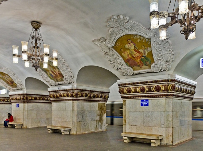 Metro Moscow không chỉ là hệ thống giao thông công cộng mà còn là một thế giới độc đáo với các truyền thuyết đương đại. Trong Thế chiến II, hệ thống tàu điện ngầm này là nơi trú ẩn của hàng chục vạn cư dân Moscow.