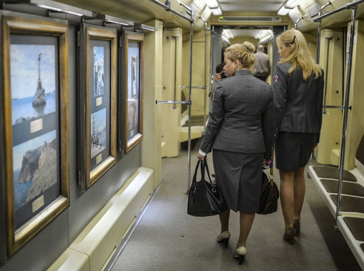 Trong khuôn khổ chương trình kỷ niệm, Metro Moscow tổ chức cuộc diễu hành của các loại tàu điện ngầm, trong đó có các toa tàu được biến thành bảo tàng tranh phục vụ hành khách.