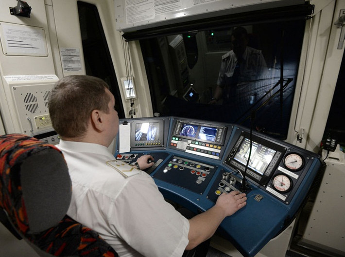 Hệ thống tàu điện ngầm Moscow (Metro Moscow) có 46.000 nhân viên, trong đó 4.300 người lái tàu điện ngầm.