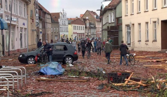 Thị trấn Bützow ở bang Mecklenburg-Vorpommern bị thiệt hại nặng nề nhất với nhiều ngôi nhà bị tốc mái và hơn 30 người bị thương.