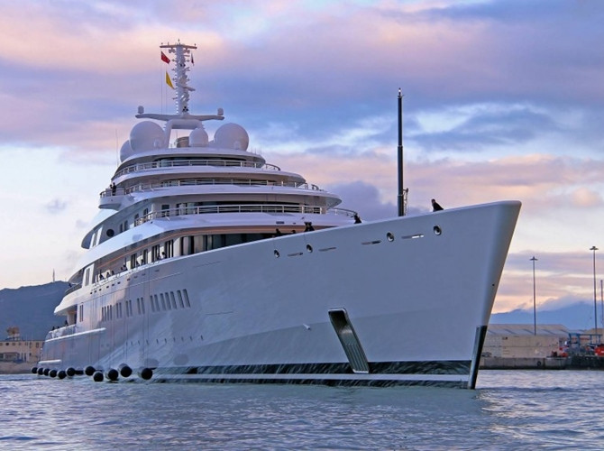 2. Azzam - 600 triệu USDDu thuyền Azzam dài 180 mét thuộc quyền sở hữu của Khalifa bin Zayed al Nahyan, Tiểu vương Abu Dhabi (tổng tài sản trị giá 18 tỷ USD). Du thuyền Azzam có hai bể bơi, hai sàn đỗ trực thăng, một hội trường, rạp chiếu phim, một tàu ngầm mini và thậm chí cả một hệ thống phòng thủ tên lửa.