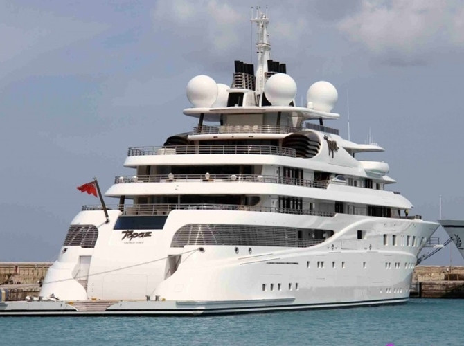 3. Topaz - $ 520 triệu Du thuyền Topaz dài 147 mét thuộc sở hữu bởi Mansour bin Zayed, Phó Thủ tướng UAE và có tài sản trị giá khoảng 20 tỷ USD. Du thuyền này có ba hồ bơi, phòng tập thể dục, bể sục, một rạp chiếu phim và một sân bay trực thăng.