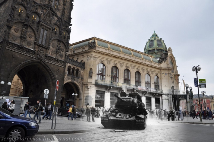 Đầu năm 1945, Hồng quân Liên Xô giải phóng thủ đô Prague và tiến vào lãnh thổ Đức.