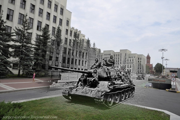 Trong năm 1944, Hồng quân Liên Xô đánh đuổi quân Đức ra khỏi lãnh thổ và giải phóng thành phố Minsk từng bị quân Đức đánh chiếm trước đó ba năm. Trong ảnh: Xe tăng của Hồng quân Liên Xô tiến vào Quảng trường Độc lập của thành phố Minsk trong năm 1944.