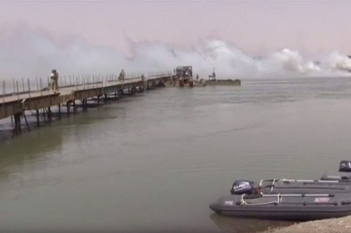 Theo kênh truyền hình quân đội Nga Zvezda, cây cầu vượt sông Euphrates dài 210 mét này được xây dựng cách thành phố Deir Ezzor vài cây số và 8.000 xe có thể qua cầu một ngày. Ảnh: Southfront