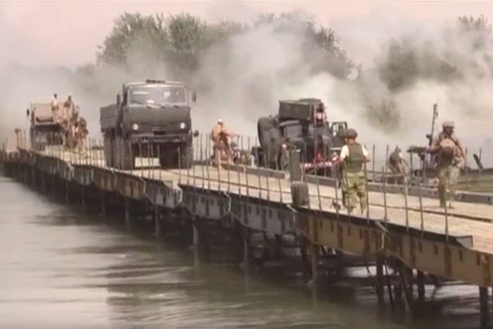 Công binh Nga đã xây dựng một cây cầu vượt sông Euphrates "trong thời gian kỷ lục", tạo điều kiện vận chuyển binh sĩ, xe tăng và đảm bảo hậu cần. Ảnh: Southfront