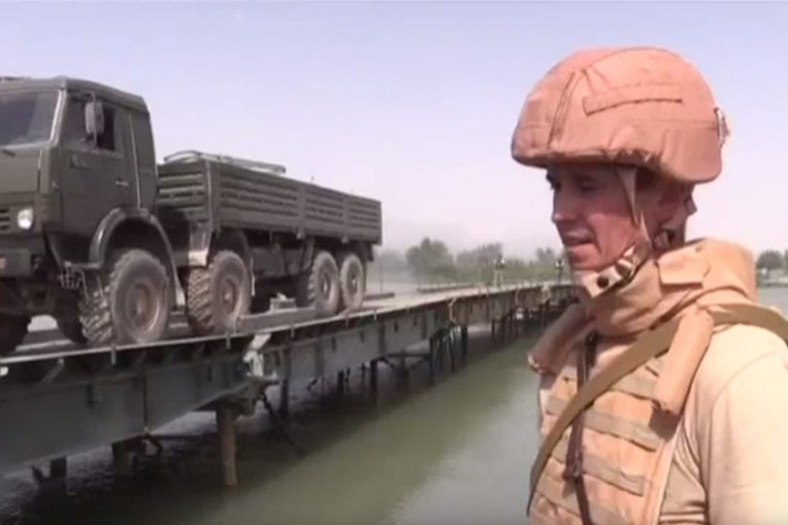 Một chiến sĩ công binh Nga đứng canh cầu vượt sông Euphrates. Ảnh: Southfront