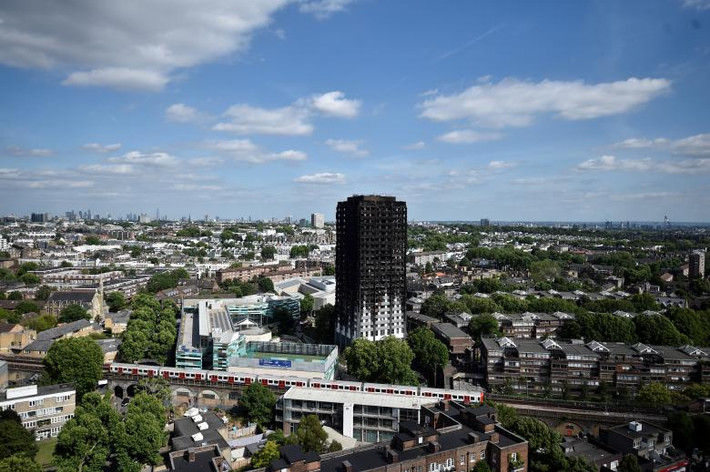 Quang cảnh bên ngoài tòa chung cư Grenfell Tower sau đám cháy. Ảnh: REUTERS