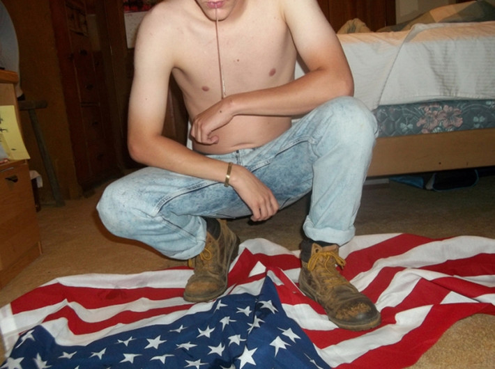Kẻ xả súng ở nhà thờ Dylann Roof nhổ vào quốc kỳ Mỹ.