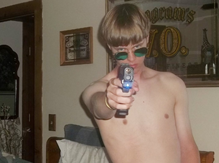 Mới 21 tuổi, nhưng Dylann Roof rất căm ghét người da màu và mơ tưởng việc phục hồi chế độ chiếm hữu nô lệ, phân biệt chủng tộc.