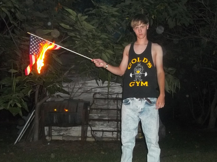Không chỉ phỉ nhổ, Dylann Roof còn đốt quốc kỳ Mỹ...