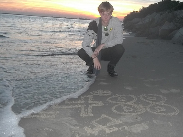 Ánh mắt đầy thù hận của Dylann Roof khi ngồi trên bãi biển.