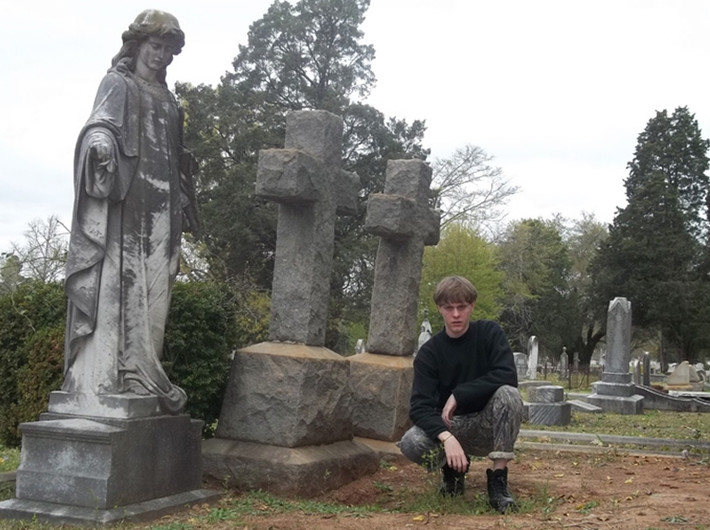 Dylann Roof hay viếng thăm nghĩa địa, công khai ủng hộ chủ nghĩa phân biệt chủng tộc và từng nói "muốn bắt đầu một cuộc nội chiến nữa".