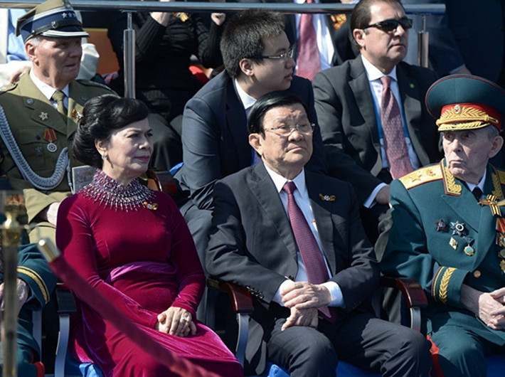 Chủ tịch nước Trương Tấn Sang (thứ hai bên phải) cùng phu nhân Mai Thị Hạnh trong thời gian duyệt binh kỷ niệm 70 năm Ngày Chiến thắng trong Chiến tranh Vệ quốc Vĩ đại 1941-1945.
