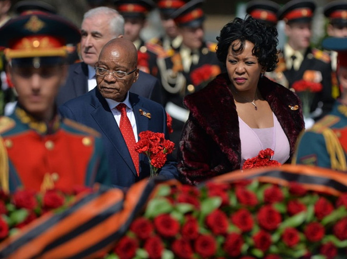 Tổng thống CH Nam Phi Jacob Zuma và phu nhân trong nghi lễ đặt hoa tại Mộ Chiến sĩ Vô danh trong Vườn Alexandrov.