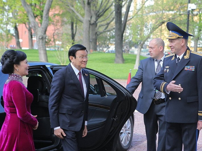 Tư lệnh quân quản Kremlin Sergei Khlebnikov (phải) đón tiếp Chủ tịch nước Trương Tấn Sang, theo nghi lễ đón lãnh đạo các phái đoàn nước ngoài và khách mời tại Điện Kremlin.