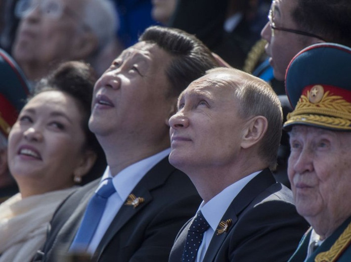 Tổng thống Nga Vladimir Putin và Chủ tịch Trung Quốc Tập Cận Bình tại lễ duyệt binh trong Ngày Chiến thắng phát xít Đức 9/5/2015 ở Quảng trường Đỏ.