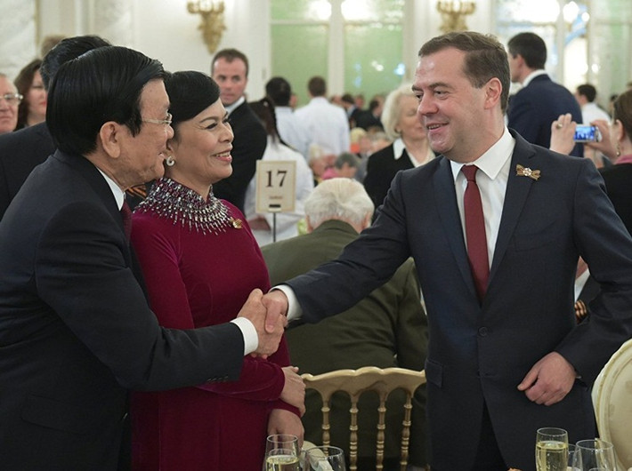 Thủ tướng Nga Dmitri Medvedev nhân danh Tổng thống Putin đón tiếp Chủ tịch nước Trương Tấn Sang và phu nhân.