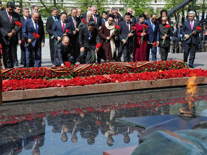 Tổng thống Vladimir Putin và các vị đứng đầu phái đoàn nước ngoài trong nghi lễ đặt hoa tại Mộ Chiến sĩ Vô danh ở Vườn Alexandrov.
