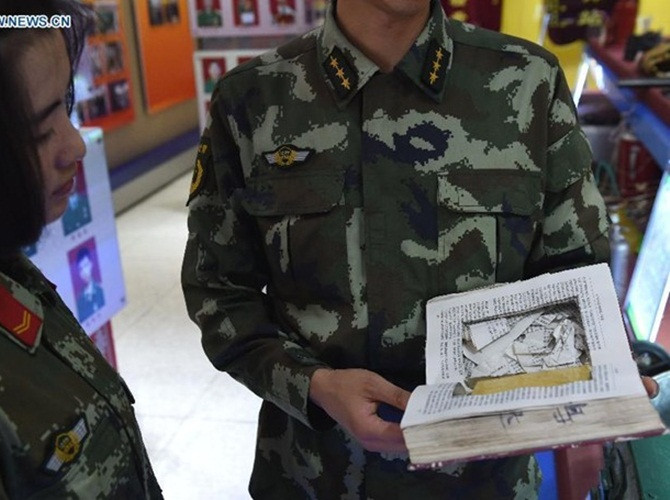 Một sĩ quan giàu kinh nghiệm chỉ dẫn Zhang Liu cách những tên tội phạm giấu ma tuý.