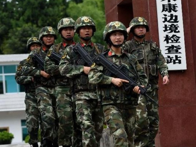 Nhóm binh sĩ bước ra khỏi đồn để tuần tra.