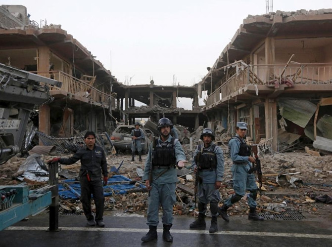 Cảnh sát Afghanistan canh gác địa điểm xảy ra đánh bom liều chết ở thủ đô Kabul, Afghanistan, ngày 7/8/2015.