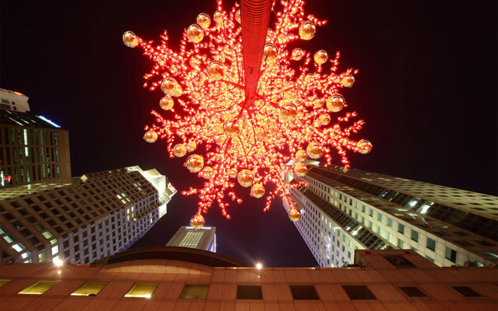Một xứ nóng như Singapore cũng có cây thông Noel cao 8 mét và được thắp sáng bằng đèn LED.