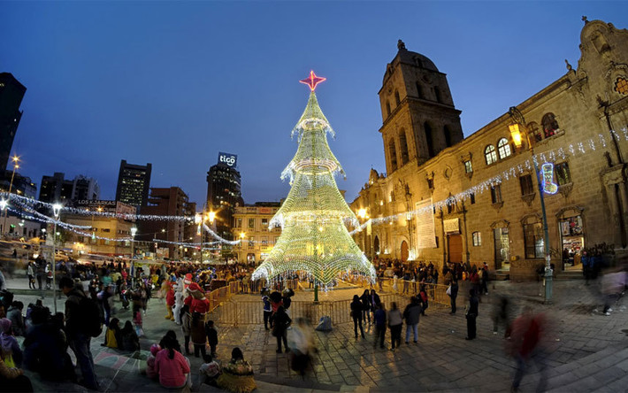 Cây thông Noel ở La Paz (Bolivia), một thủ đô có cao độ nhất thế giới.
