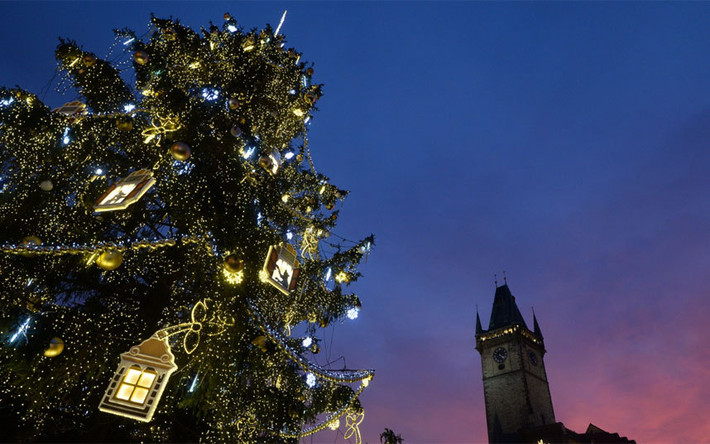Cây thông Noel ở quảng trường phố cổ ở thủ đô Prague.