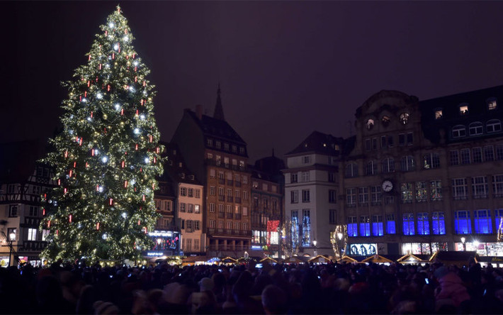Cây thông Noel ở thành phố Strasbourg (Pháp) được thắp sáng vào lễ khai mạc Chợ Giáng sinh vừa giành được danh hiệu "Chợ Giáng sinh đẹp nhất Châu Âu" trong hai năm liên tục.