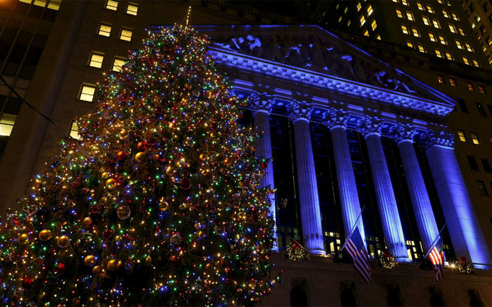 Cây thông Noel này được "trồng" bên ngoài Trung tâm giao dịch chứng khoán New York ở khu Manhattan.