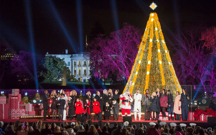Gia đình Tổng thống Barack Obama "châm nến" cây thông Noel quốc gia gần Nhà Trắng vào ngày 3/12/2015.