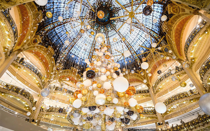 Galeries Lafayette ở thủ đô Paris luôn luôn có cây thông Noel vô cùng bắt mắt. Trong ảnh là cây thông Noel vũ trụ được trang điểm với các thiên thạch bằng bạc và vàng.