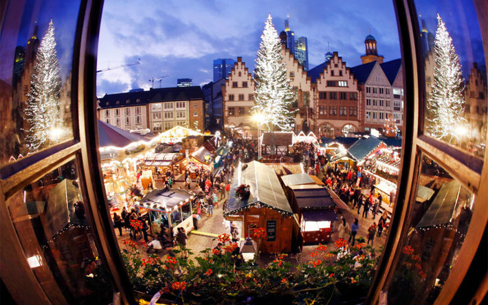 Cây thông Noel trong Chợ Giáng sinh ở thành phố Frankfurt (CHLB Đức).