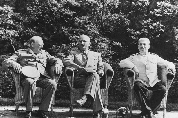 Yevgeny Khaldei cũng ghi lại những khoảnh khắc lịch sử tại Hội nghị Potsdam trong năm 1945, một hội nghị phân chia nước Đức thành 4 phần. Trong ảnh là nhà lãnh đạo Liên Xô Joseph Stalin, Thủ tướng Anh Winston Churchill và Tổng thống Mỹ Harry S. Truman. Ảnh: russiainphoto.ru