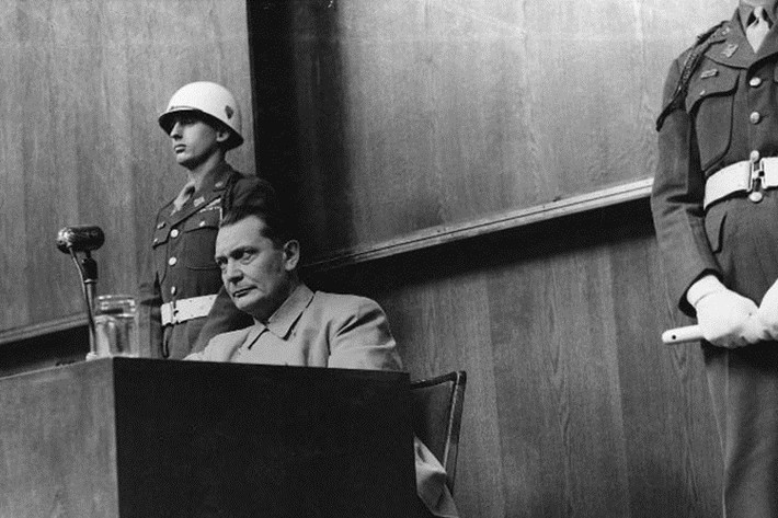 Nhiếp ảnh gia Khaldei chụp Hermann Goering, từng là nhân vật số hai của Đức Quốc xã, tại Tòa án xét xử tội ác chiến tranh Nuremberg. Hermann Goering bị xử treo cổ vì phạm tội ác chống lại loài người. Ảnh: russiainphoto.ru
